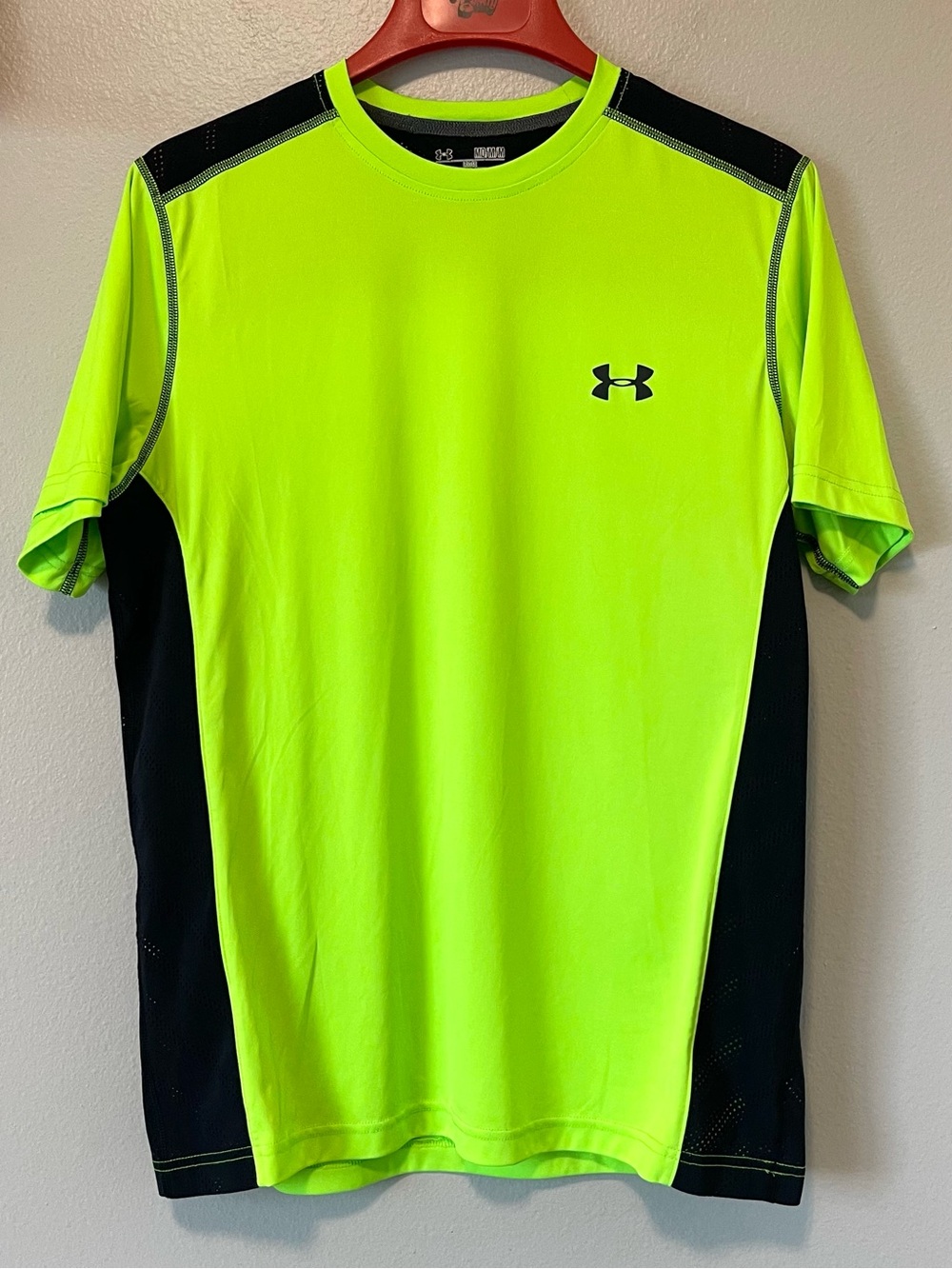 Under Armour HeatGear Loose Performance Tee - Neon & Ventilated - Medium